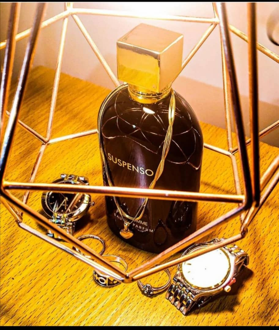 Parfum suspenso